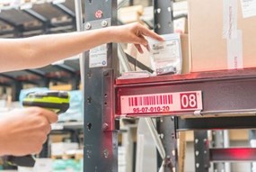 Mitarbeiter scannt Etikett