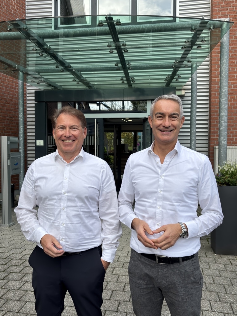 Stephan Mau (Geschäftsführer WMS) und César Flores Rodríguez (CEO proLogistik Group) vor der Unternehmenszentrale in Dortmund.