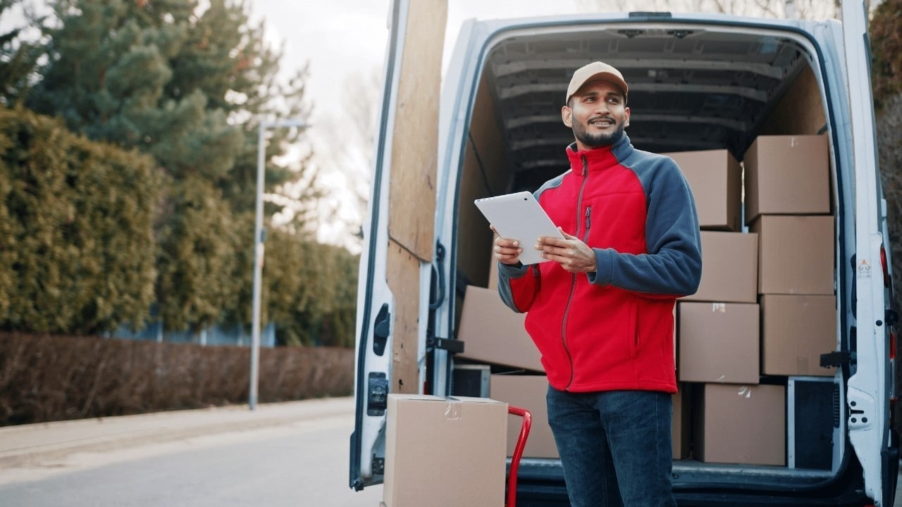 Fahrer verwendet Telematik Lösung von proLogistik