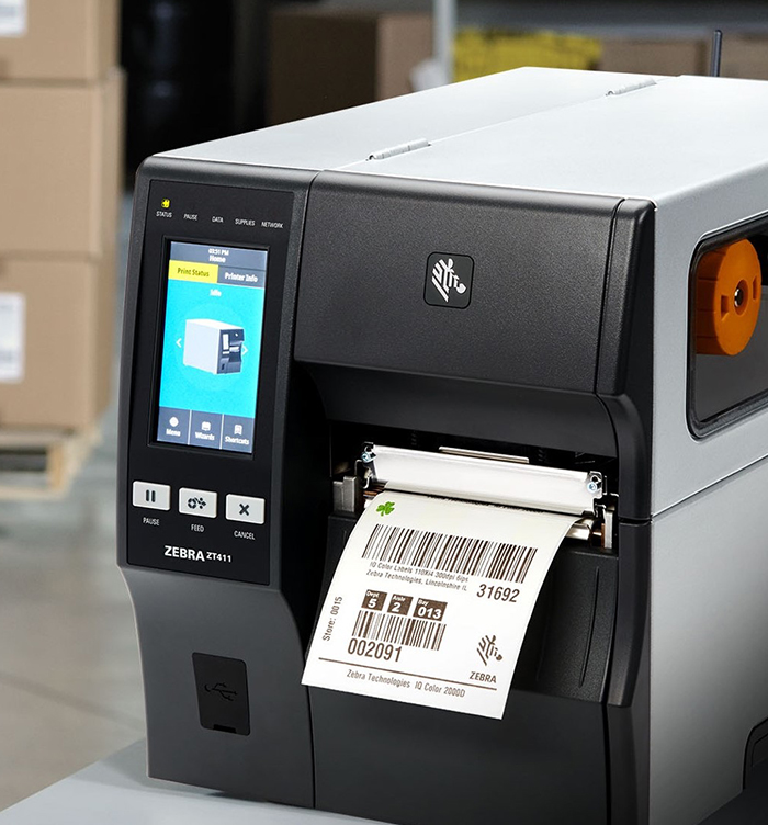 Ettikettendrucker beim Drucken