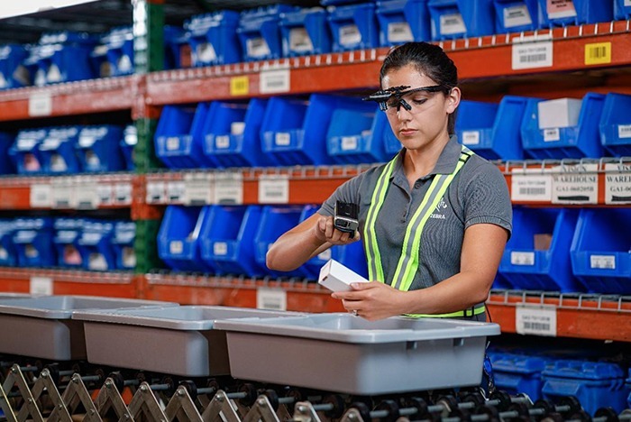 Mitarbeiter arbeitet mit Pick by Vision