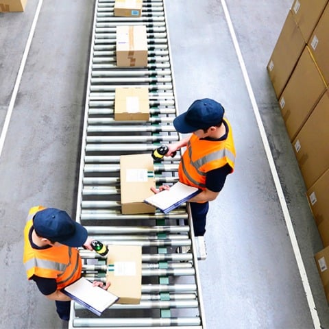 Mitarbeiter scannen Etiketten